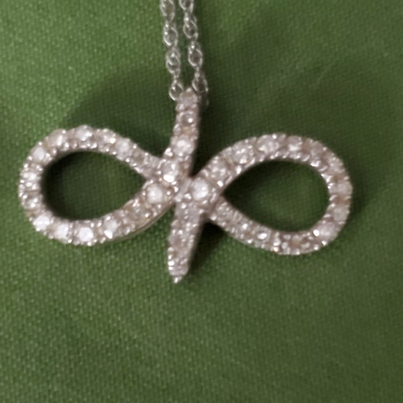 10k white gold and diamond infinity style necklace. - Picture 4 of 9